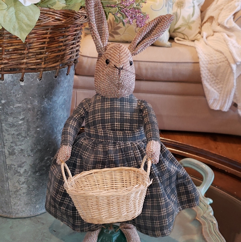 Easter bunny. Marilynn Fowler collection.